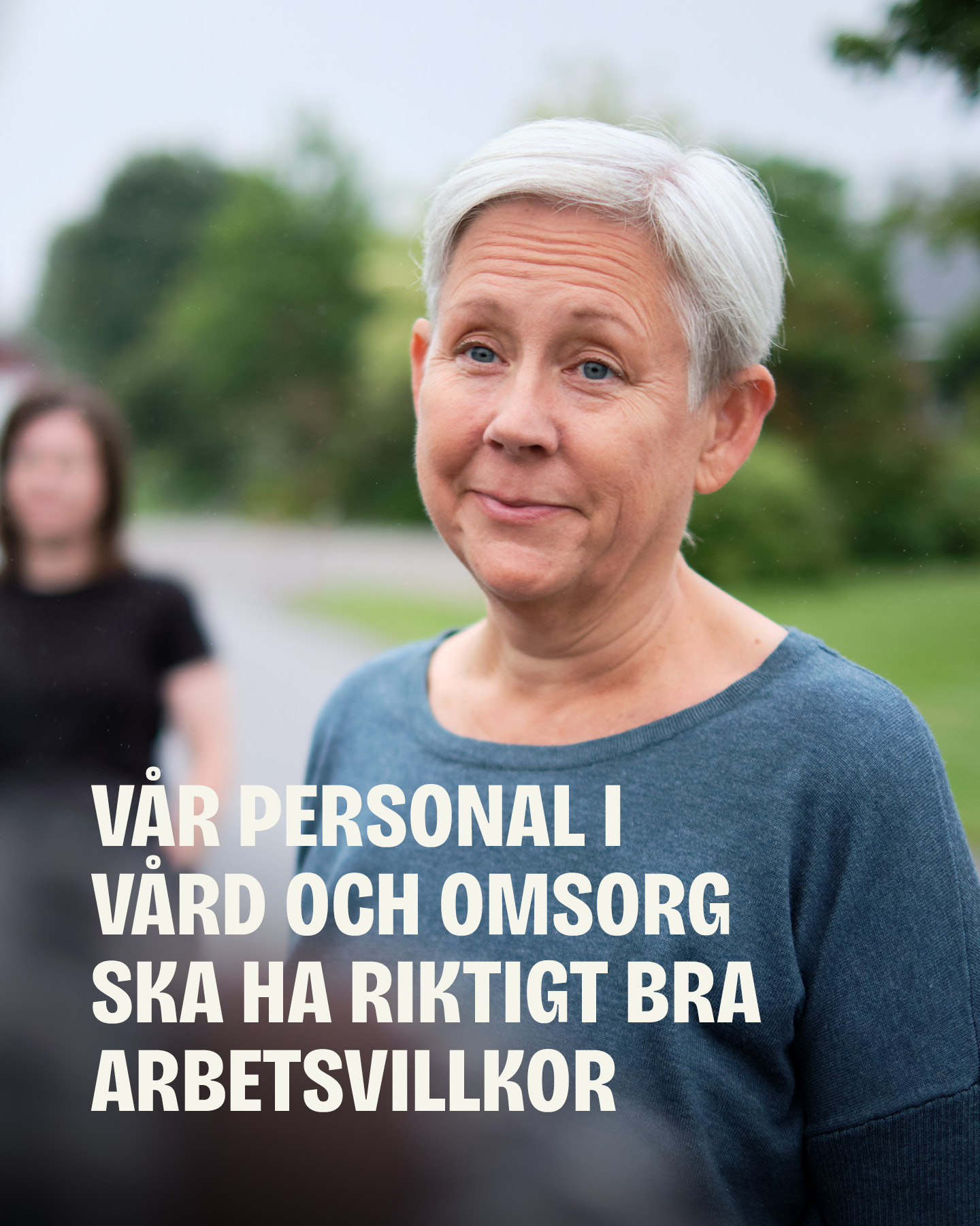 Porträtt på Stina Carlsson med texten Vår personal i vård och omsorg ska ha riktigt bra arbetsvillkor.